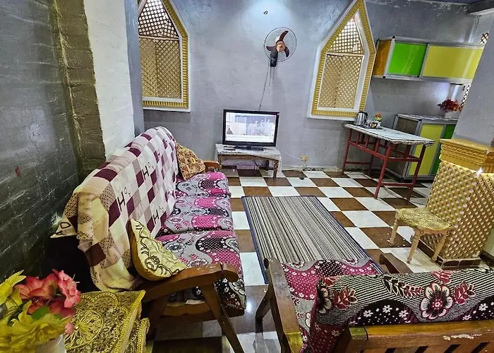 Comfy Hostel-Style Home Near Pyramids